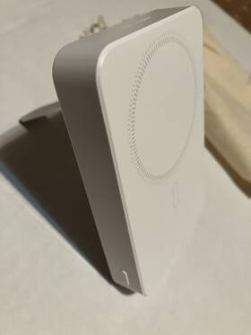 Esr 894240132586 Magsafe Battery Kickstand Wireless Power Bank White