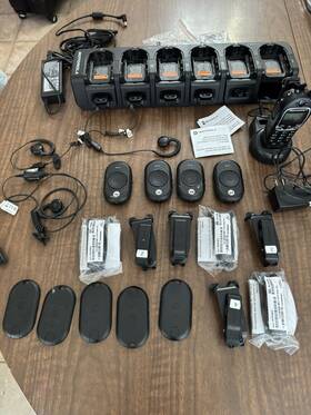 Db40-160421000f Motorola Db40160421000f 6 Station Charging And Ac Adapter Plus Lots Of Stuff