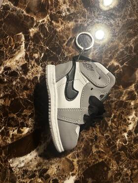 Ccs-1001 Nike Sneaker Shoe Portable Charger Usb Usb-c Gray White Black Keychain