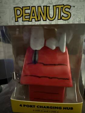 Peanuts 810159392150 Snoopy 4 Port Charging Hub - 3 Usb-a And 1 Usb-c Red Dog House