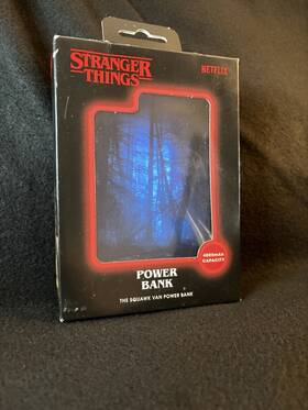 080088213 Stranger Things Squawk Van Power Bank 4000mah Usb-a Usb-c Lightweight